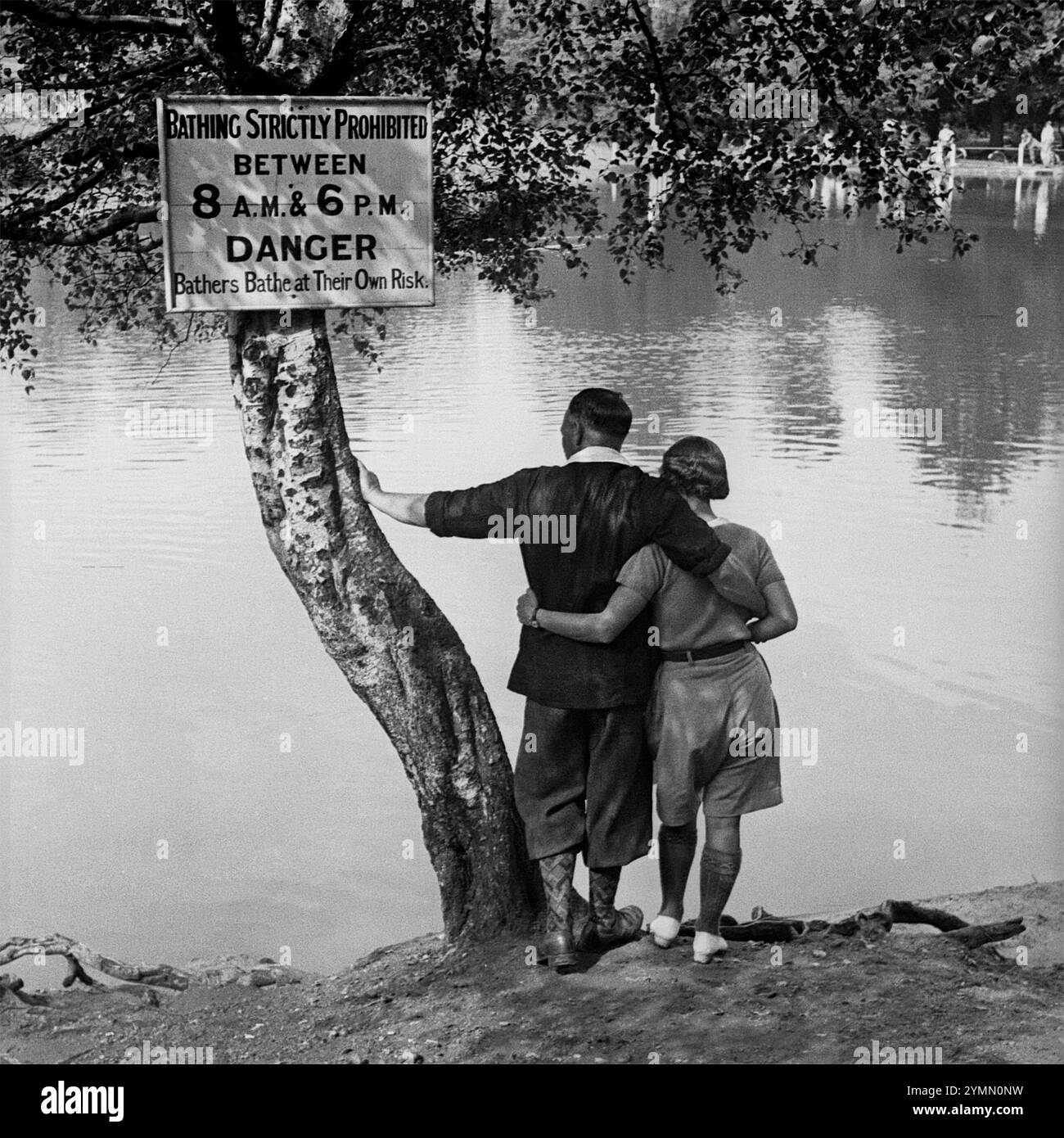 Couple affectueux contemplent la baignade à Keston Ponds, Keston, Kent, vers 1930 Banque D'Images
