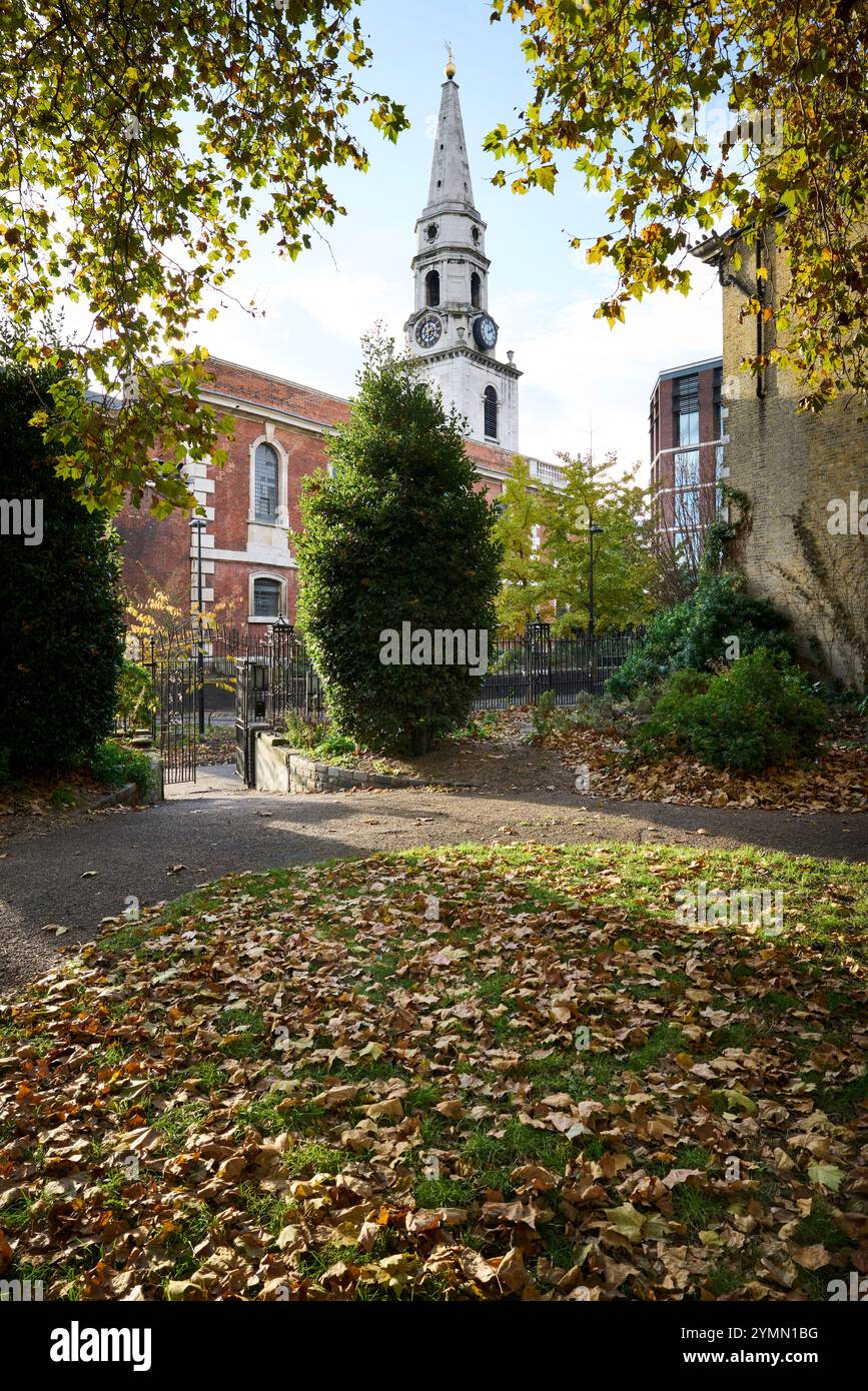 St George's Churchyard Gardens et St George the Martyr Church, Borough Hight Street, Londres Banque D'Images
