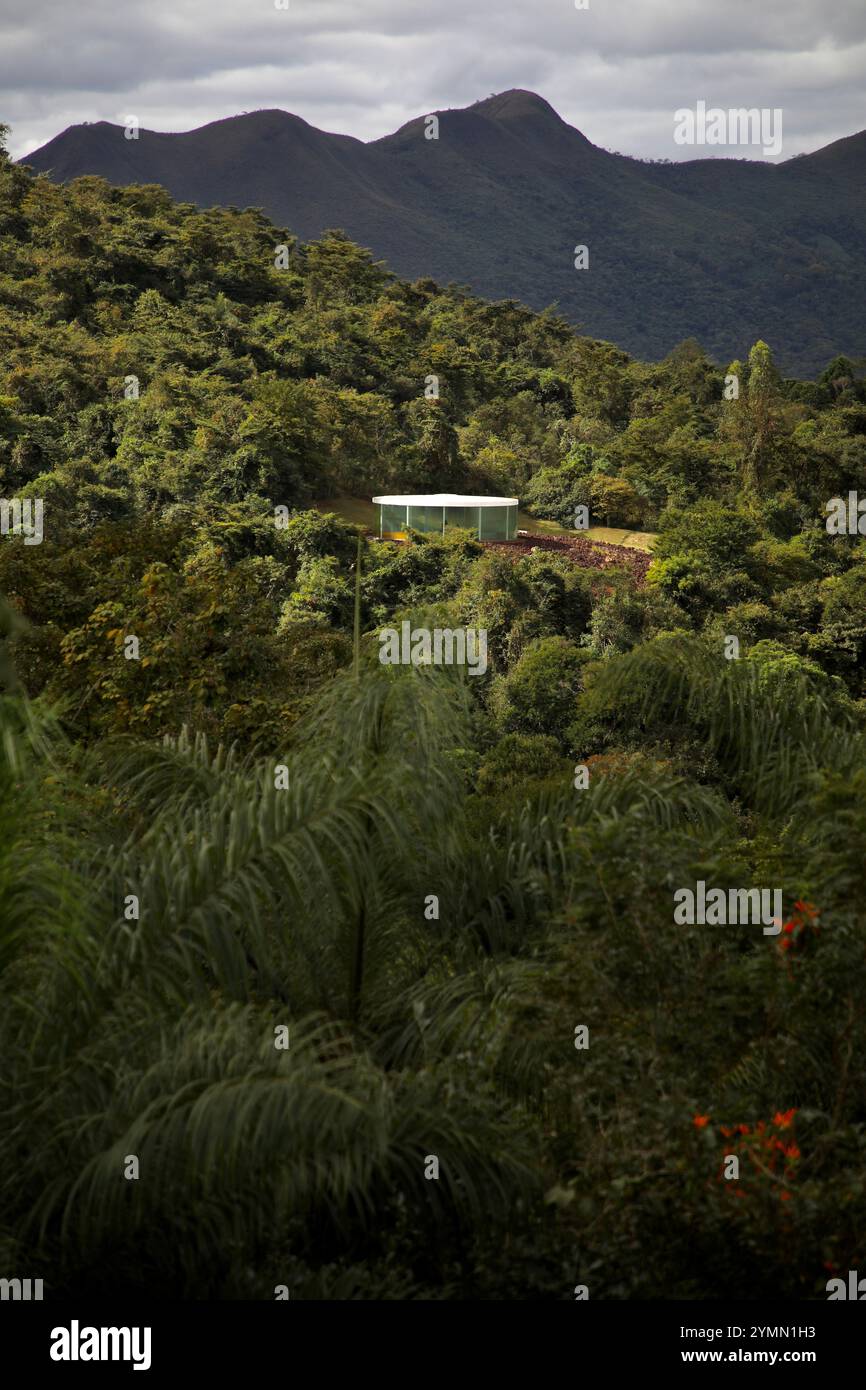 'Sonic Pavilion' (2009), une galerie de l'artiste multidisciplinaire américain Doug Aitken est vu entouré par la forêt atlantique à Inhotim. Inhotim Institute est une institution privée brésilienne fondée en 2004 par Bernardo Paz, un homme d’affaires travaillant dans le secteur minier. Le site de 1 000 hectares est à la fois un musée majeur d'art contemporain et un jardin botanique. 23 pavillons et galeries sont ouverts au public, présentant le travail d’une centaine d’artistes contemporains de plus de trente pays. (Photo Apolline Guillerot-Malick/SOPA images/Sipa USA) Banque D'Images