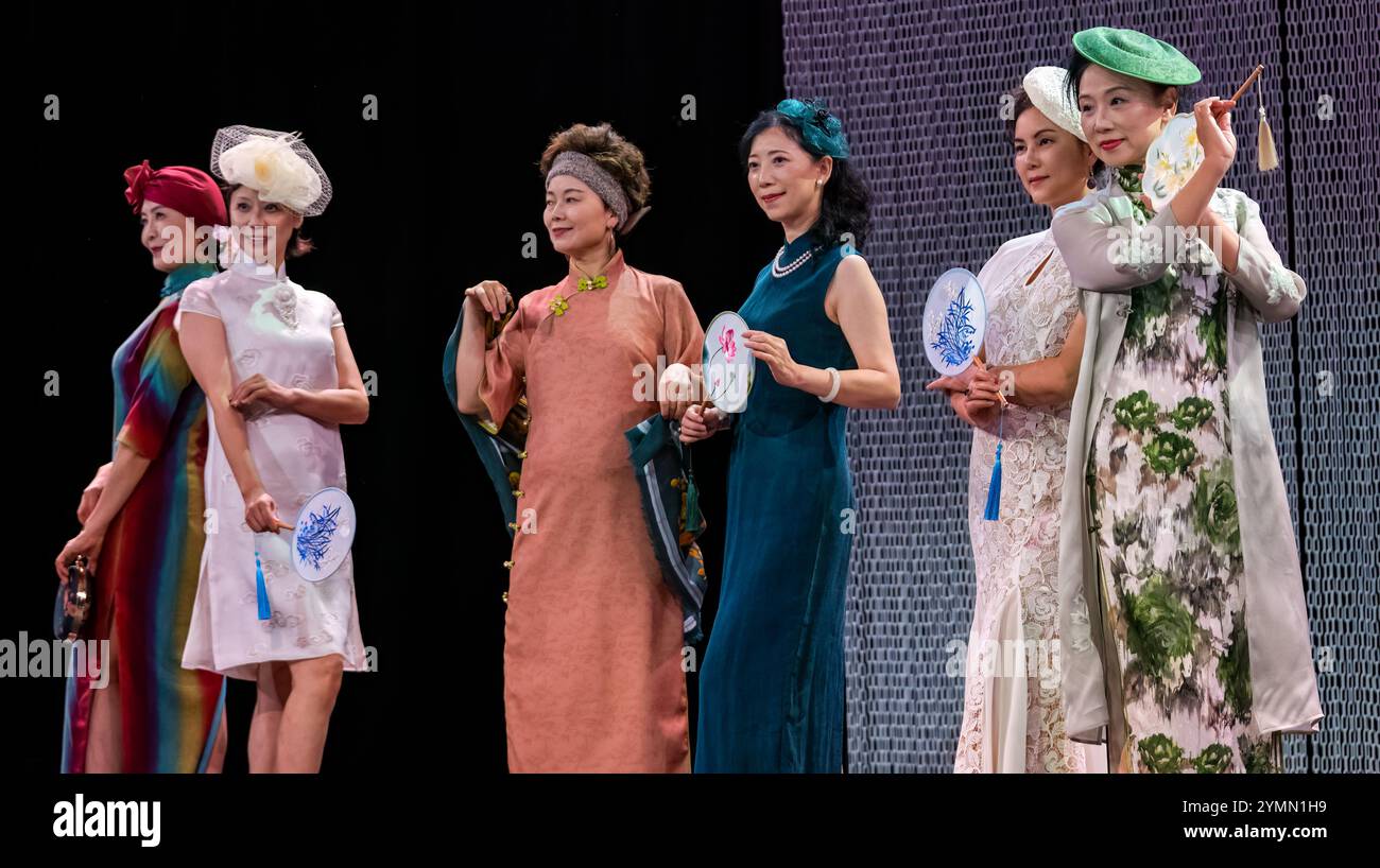 Femmes chinoises dans le défilé de mode Cheongsam, Edinburgh Festival Fringe par Nichang Upstyle Ladies’ Fashion Club, pour les femmes de plus de 40 ans, Écosse, Royaume-Uni Banque D'Images