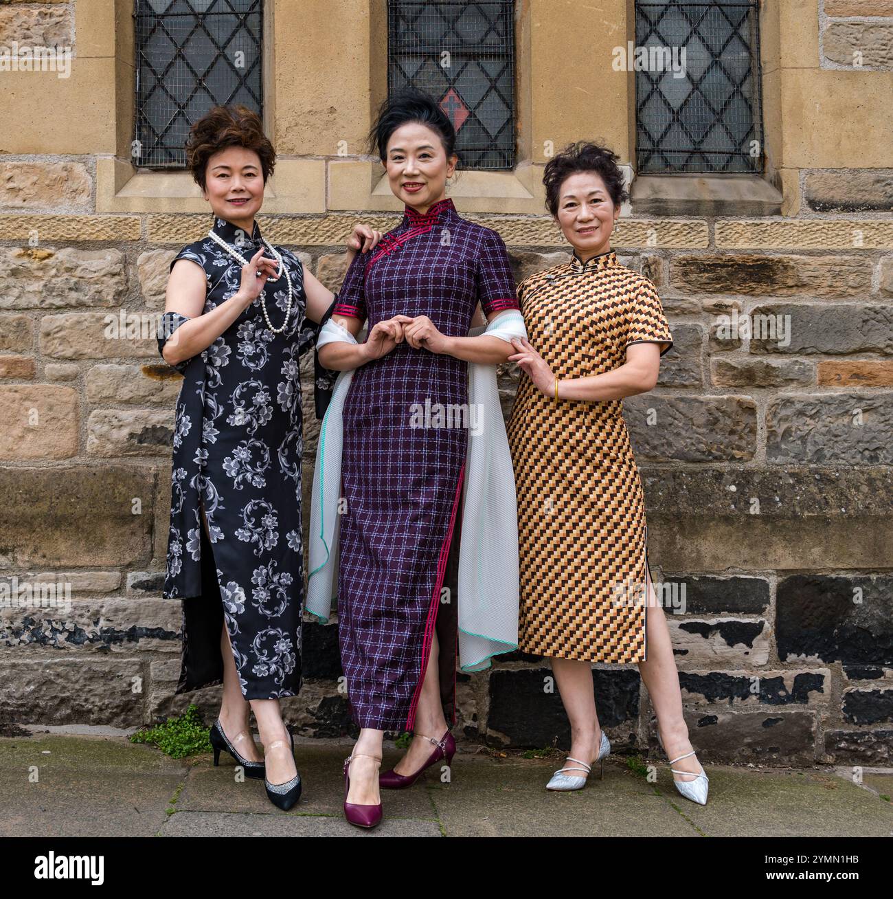 Femmes chinoises dans le défilé de mode Cheongsam, Edinburgh Festival Fringe par Nichang Upstyle Ladies’ Fashion Club, pour les femmes de plus de 40 ans, Écosse, Royaume-Uni Banque D'Images