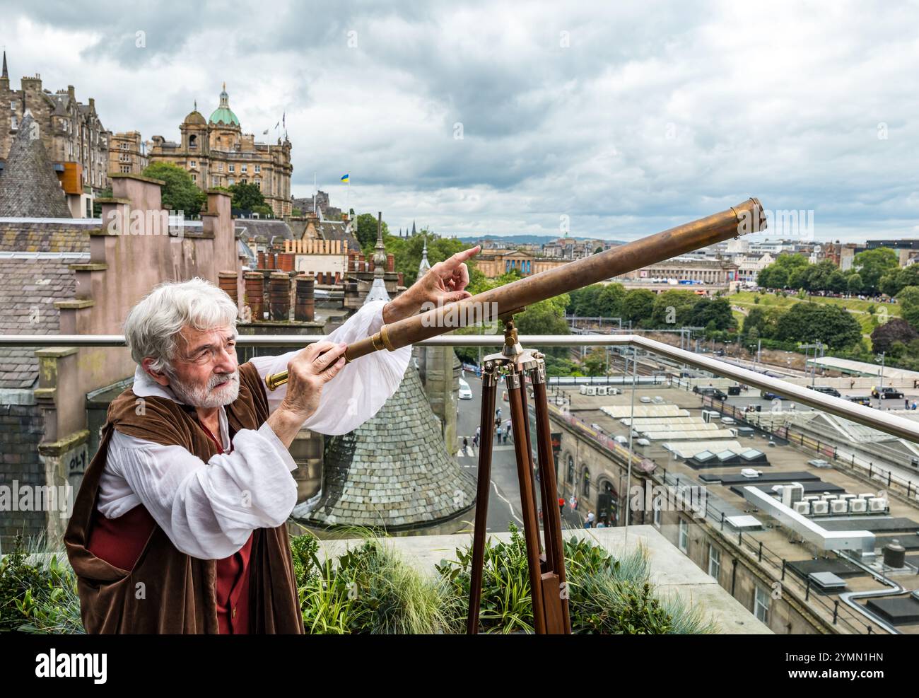 Tim Hardy dans le rôle de l'astronome Galileo avec un télescope des essais de Galileo au Festival Fringe d'Édimbourg surplombant le centre-ville, Nor' Loft, Écosse Banque D'Images