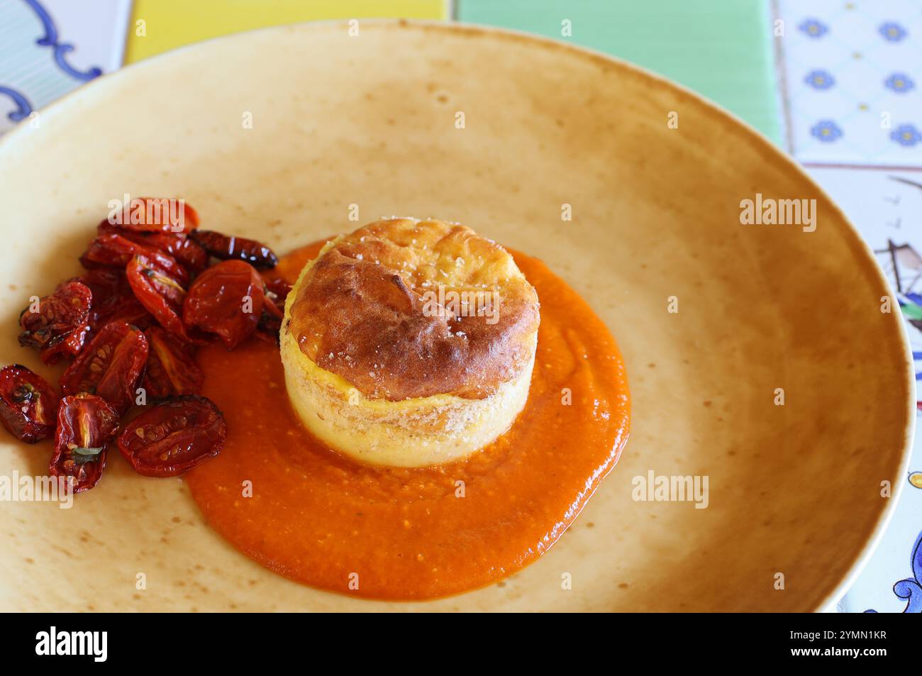 souflle au fromage pecorino sur sauce tomate décorée de confit de tomates cerises Banque D'Images