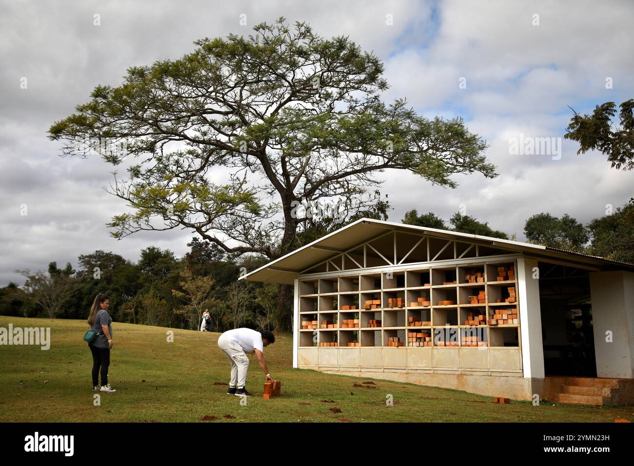 Brumadinho, Minas Gerais, Brésil. 20 juillet 2023. MarilÃ la galerie Dardot (2011) à Inhotim, Brésil est photographiée. Inhotim Institute est une institution privée brésilienne fondée en 2004 par Bernardo Paz, un homme d’affaires travaillant dans le secteur minier. Le site de 1 000 hectares est à la fois un musée majeur d'art contemporain et un jardin botanique. 23 pavillons et galeries sont ouverts au public, présentant le travail d’une centaine d’artistes contemporains de plus de trente pays. (Crédit image : © Apolline Guillerot-Malick/SOPA images via ZUMA Press Wire) USAGE ÉDITORIAL SEULEMENT! Non destiné à UN USAGE commercial ! Banque D'Images