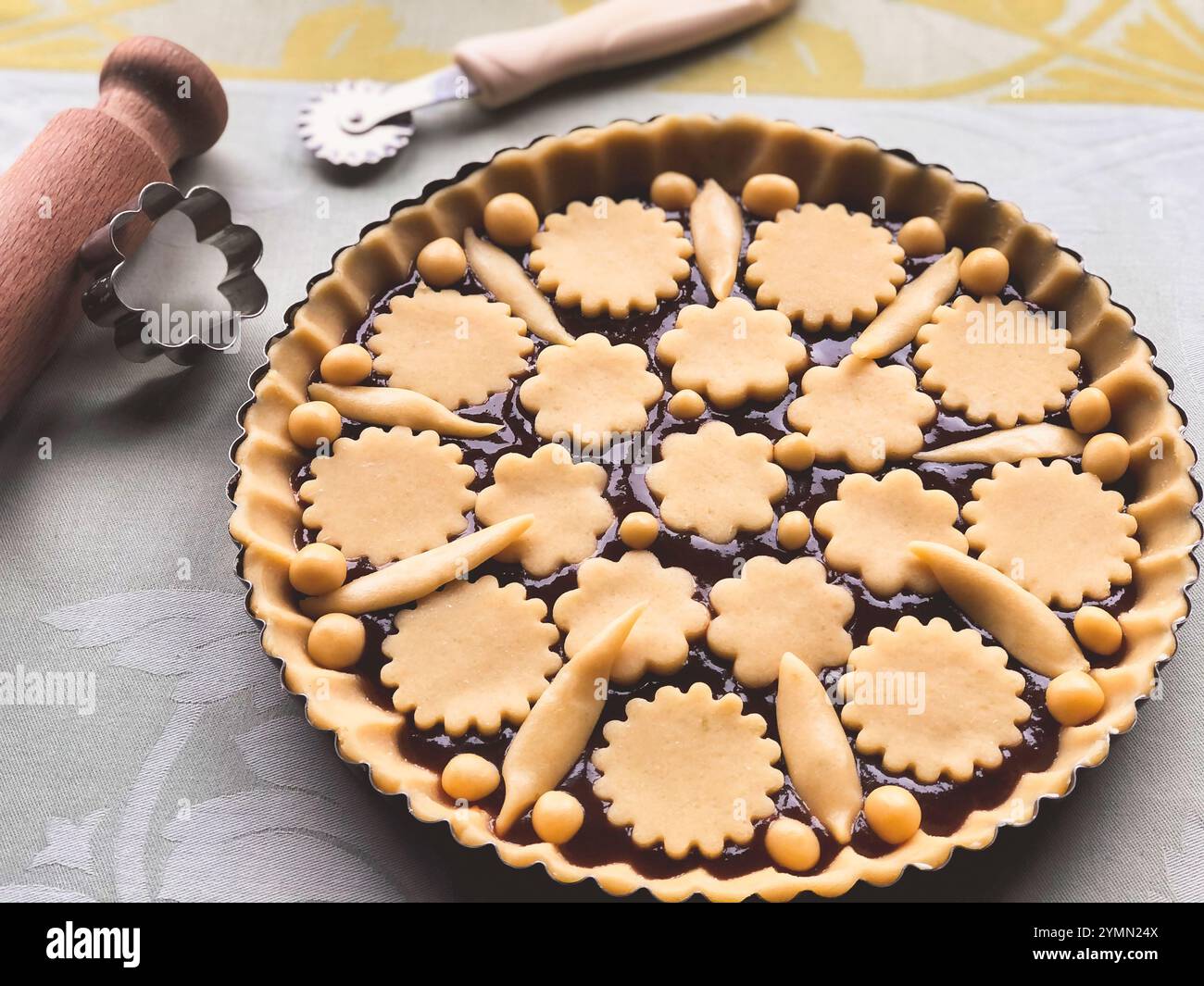 délicieuse tarte à la confiture de prunes prête pour la cuisson au four Banque D'Images