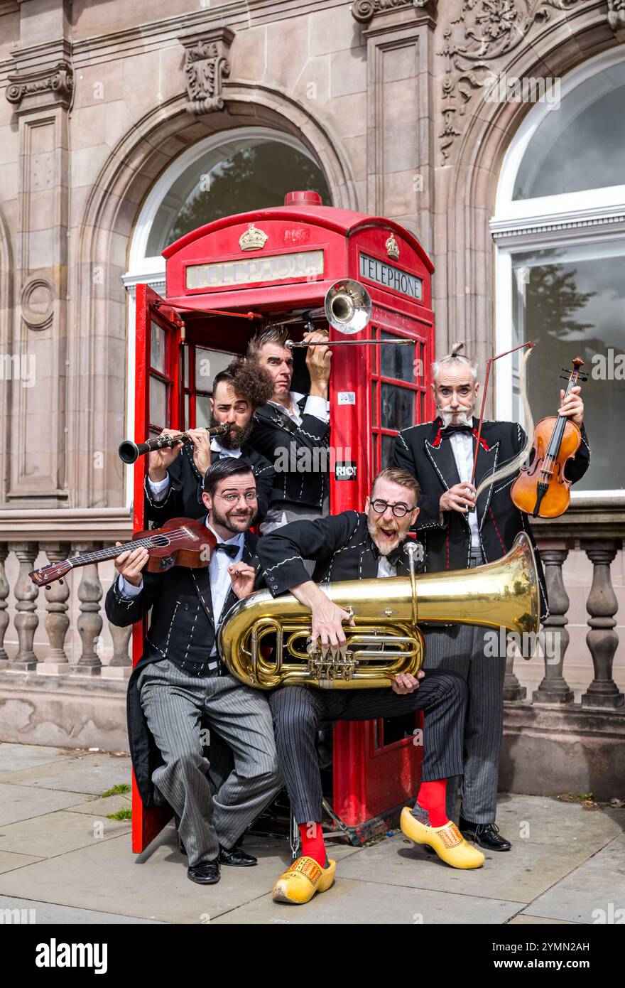 Schërzo des artistes de comédie musicale slapstick jouent une pièce impromptue au Edinburgh Festival Fringe avec des instruments de cuivres, Écosse, Royaume-Uni Banque D'Images