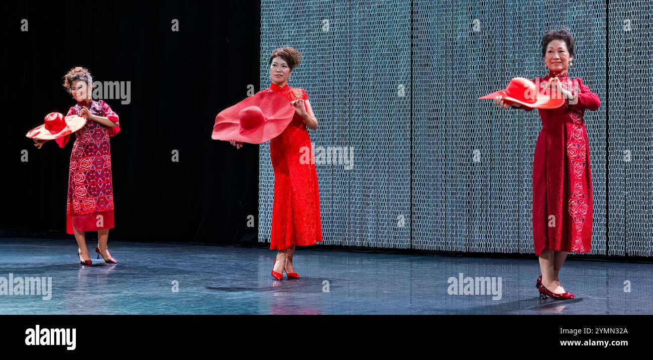 Femmes chinoises dans le défilé de mode Cheongsam, Edinburgh Festival Fringe par Nichang Upstyle Ladies’ Fashion Club, pour les femmes de plus de 40 ans, Écosse, Royaume-Uni Banque D'Images