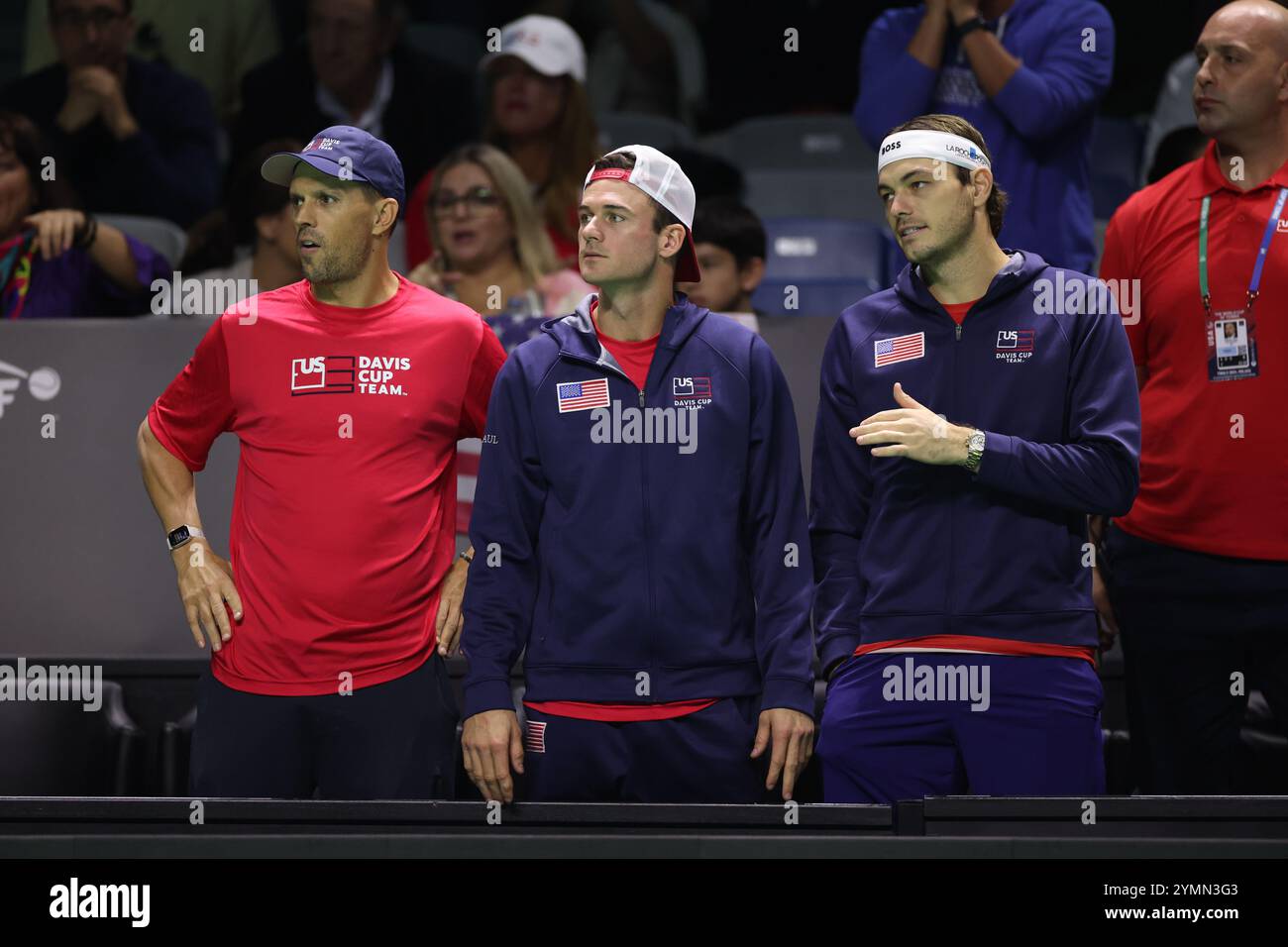 Malaga, Espagne. 21 novembre 2024. Les joueurs américains Tommy Paul et Taylor Fritz regardent leur coéquipier Ben Shelton, des États-Unis, en action contre Thanasi Kokkinakis, d'Australie, lors des quarts de finale de la Coupe Davis 2024 au Palacio de Deportes Jose Maria Martin Carpena Arena à Malaga. Crédit : Isabel Infantes/Alamy Live News Banque D'Images