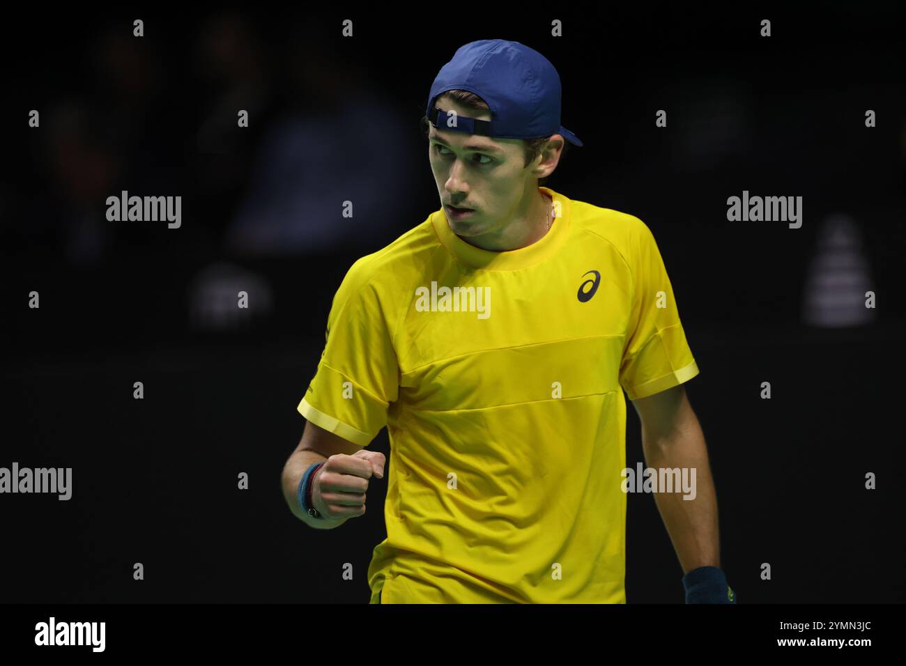 Malaga, Espagne. 21 novembre 2024. Alex de Minaur, de l'Australie, en action contre Taylor Fritz, des États-Unis, lors des quarts de finale de la Coupe Davis 2024, au Palacio de Deportes Jose Maria Martin Carpena Arena à Malaga. Crédit : Isabel Infantes/Alamy Live News Banque D'Images