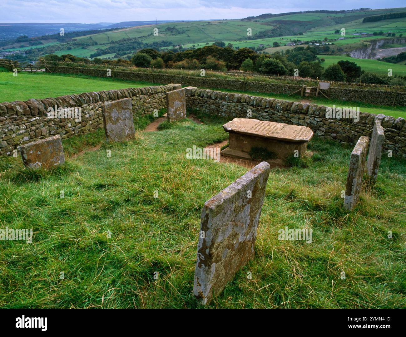 Vue S des graves de Riley, Eyam, Derbyshire, Angleterre, Royaume-Uni : la tombe de table de John Hancock snr & pierres tombales de 6 de ses enfants morts de la peste Banque D'Images