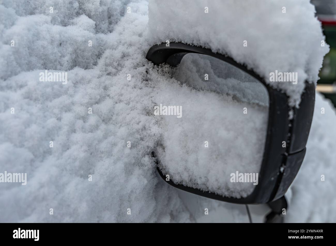 Préparation de la voiture pour la route, déneigement, dégivrage des rétroviseurs, dégivrage des rétroviseurs, déneigement des rétroviseurs de voiture Banque D'Images