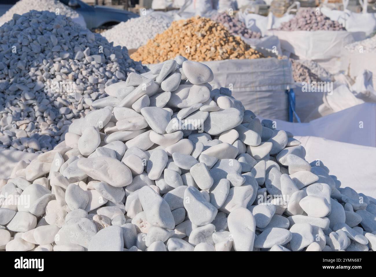 Cailloux de mer. Les pierres décoratives sont vendues sur le marché de la construction. Matériau en pierre naturelle. Décoration et construction. Banque D'Images