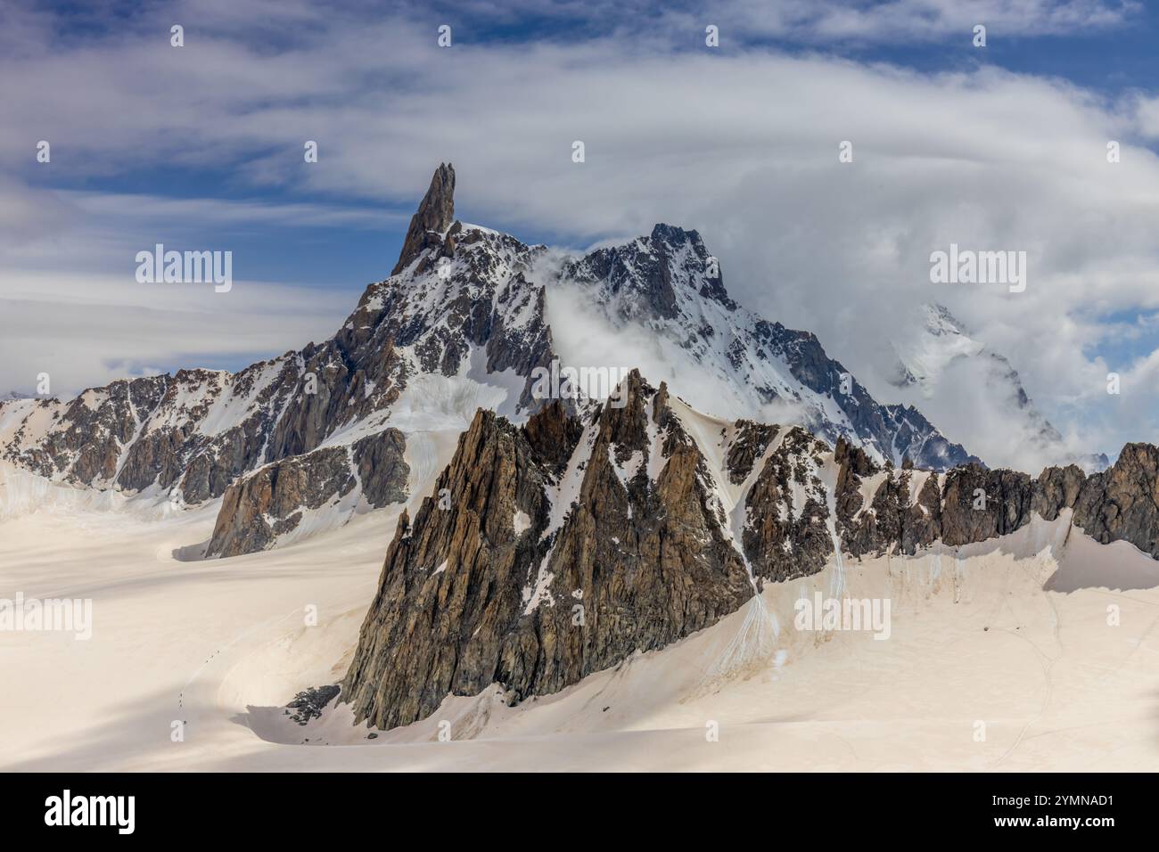 Dente di Gigante sommet de montagne dans les Alpes italiennes. Massiv du Mont Blanc, Monte Bianco di Courmayeur. Vue sur le pic dent du géant depuis Skyway Montebainco Banque D'Images