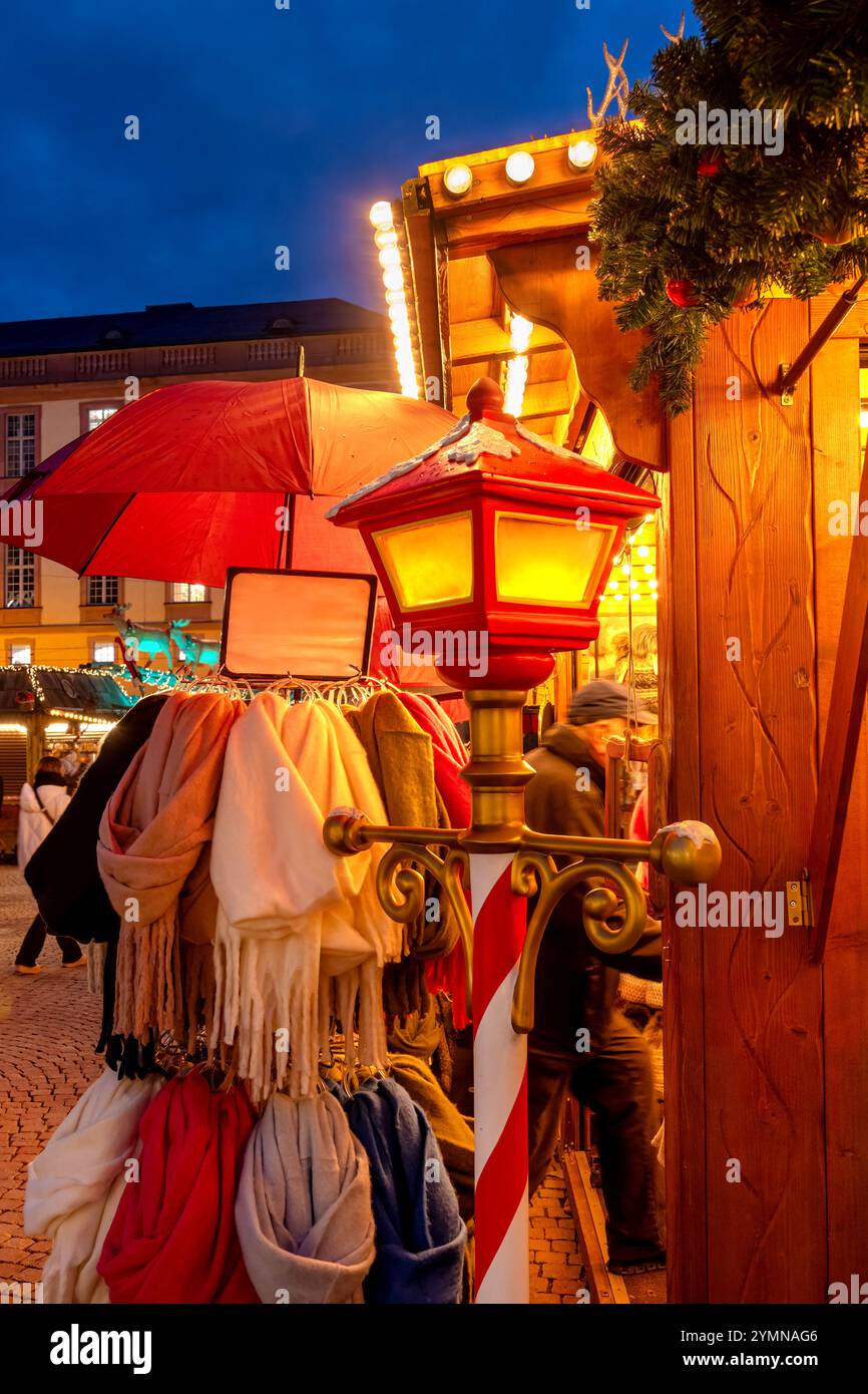 Marché de Noël de Darmstadt avec des décorations de Noël et des cabanes de Noël avec un bel éclairage. Marché de Noël allemand traditionnel Banque D'Images
