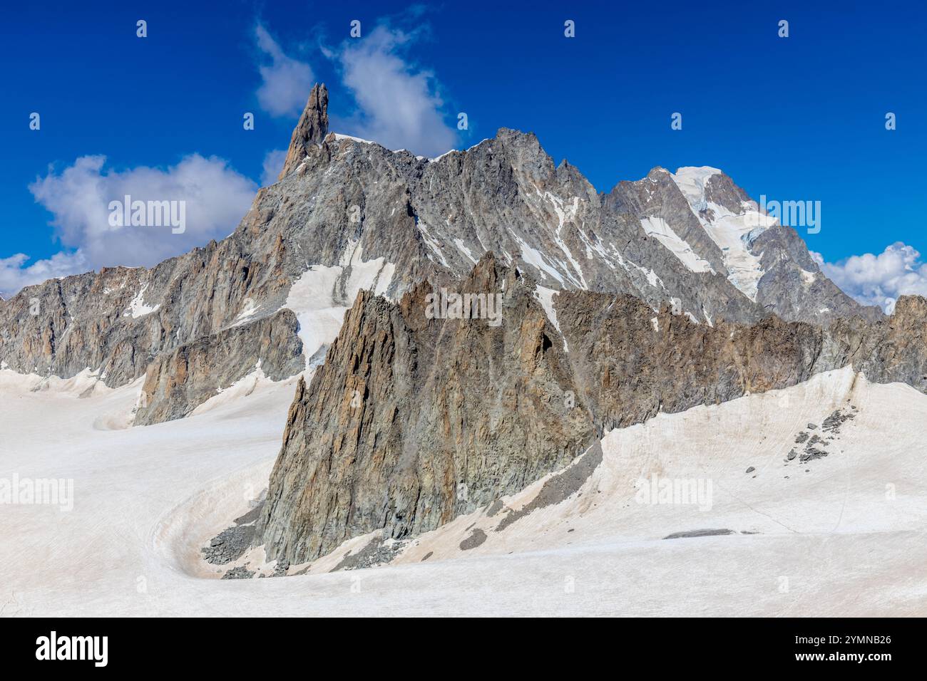Dente di Gigante sommet de montagne dans les Alpes italiennes. Massiv du Mont Blanc, Monte Bianco di Courmayeur. Vue sur le pic dent du géant depuis Skyway Montebainco Banque D'Images