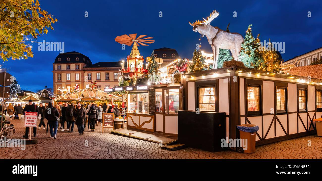 Darmstadt, Allemagne, 20.11.2024 : marché de Noël avec de belles décorations de Noël et des cabanes de Noël avec un bel éclairage. Allemand traditionnel C Banque D'Images