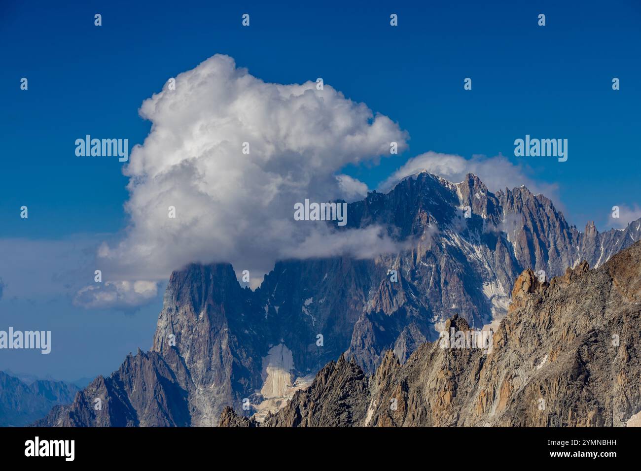 Dente di Gigante sommet de montagne dans les Alpes italiennes. Massiv du Mont Blanc, Monte Bianco di Courmayeur. Vue sur le pic dent du géant depuis Skyway Montebainco Banque D'Images