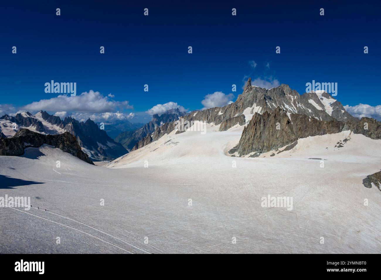 Dente di Gigante sommet de montagne dans les Alpes italiennes. Massiv du Mont Blanc, Monte Bianco di Courmayeur. Vue sur le pic dent du géant depuis Skyway Montebainco Banque D'Images