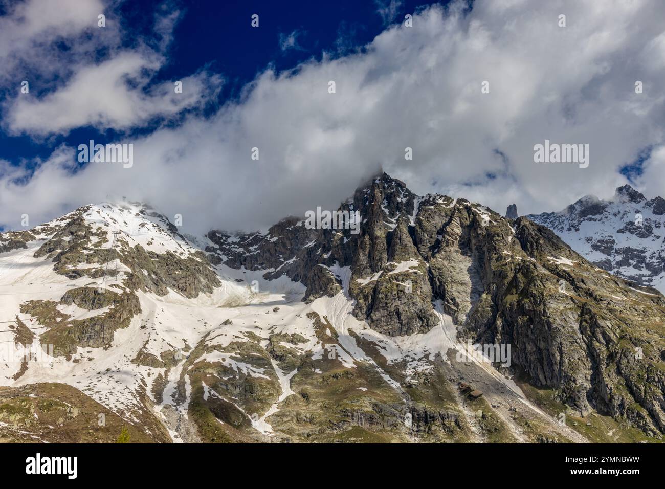 Dente di Gigante sommet de montagne dans les Alpes italiennes. Massiv du Mont Blanc, Monte Bianco di Courmayeur. Vue sur le pic dent du géant depuis Skyway Montebainco Banque D'Images