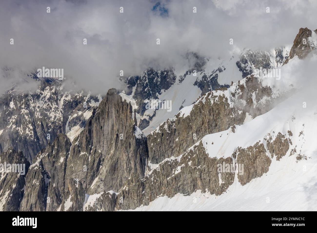 Dente di Gigante sommet de montagne dans les Alpes italiennes. Massiv du Mont Blanc, Monte Bianco di Courmayeur. Vue sur le pic dent du géant depuis Skyway Montebainco Banque D'Images