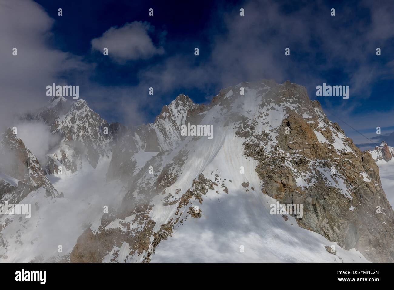 Dente di Gigante sommet de montagne dans les Alpes italiennes. Massiv du Mont Blanc, Monte Bianco di Courmayeur. Vue sur le pic dent du géant depuis Skyway Montebainco Banque D'Images