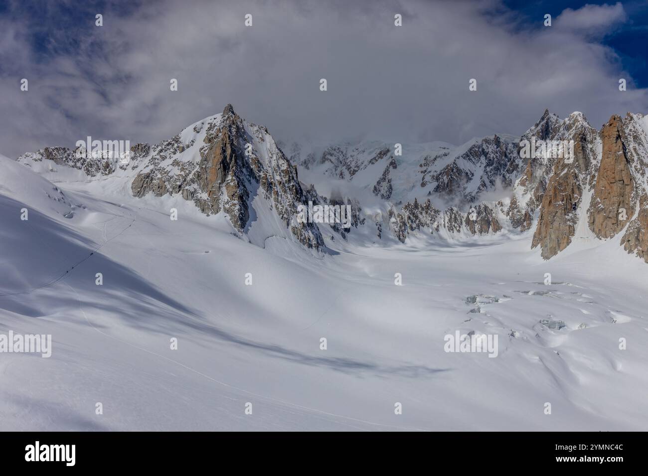 Dente di Gigante sommet de montagne dans les Alpes italiennes. Massiv du Mont Blanc, Monte Bianco di Courmayeur. Vue sur le pic dent du géant depuis Skyway Montebainco Banque D'Images