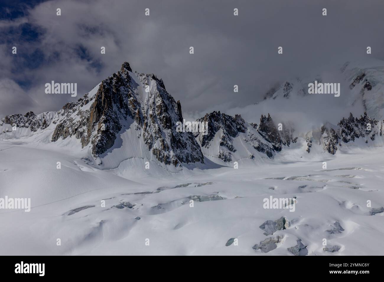 Dente di Gigante sommet de montagne dans les Alpes italiennes. Massiv du Mont Blanc, Monte Bianco di Courmayeur. Vue sur le pic dent du géant depuis Skyway Montebainco Banque D'Images