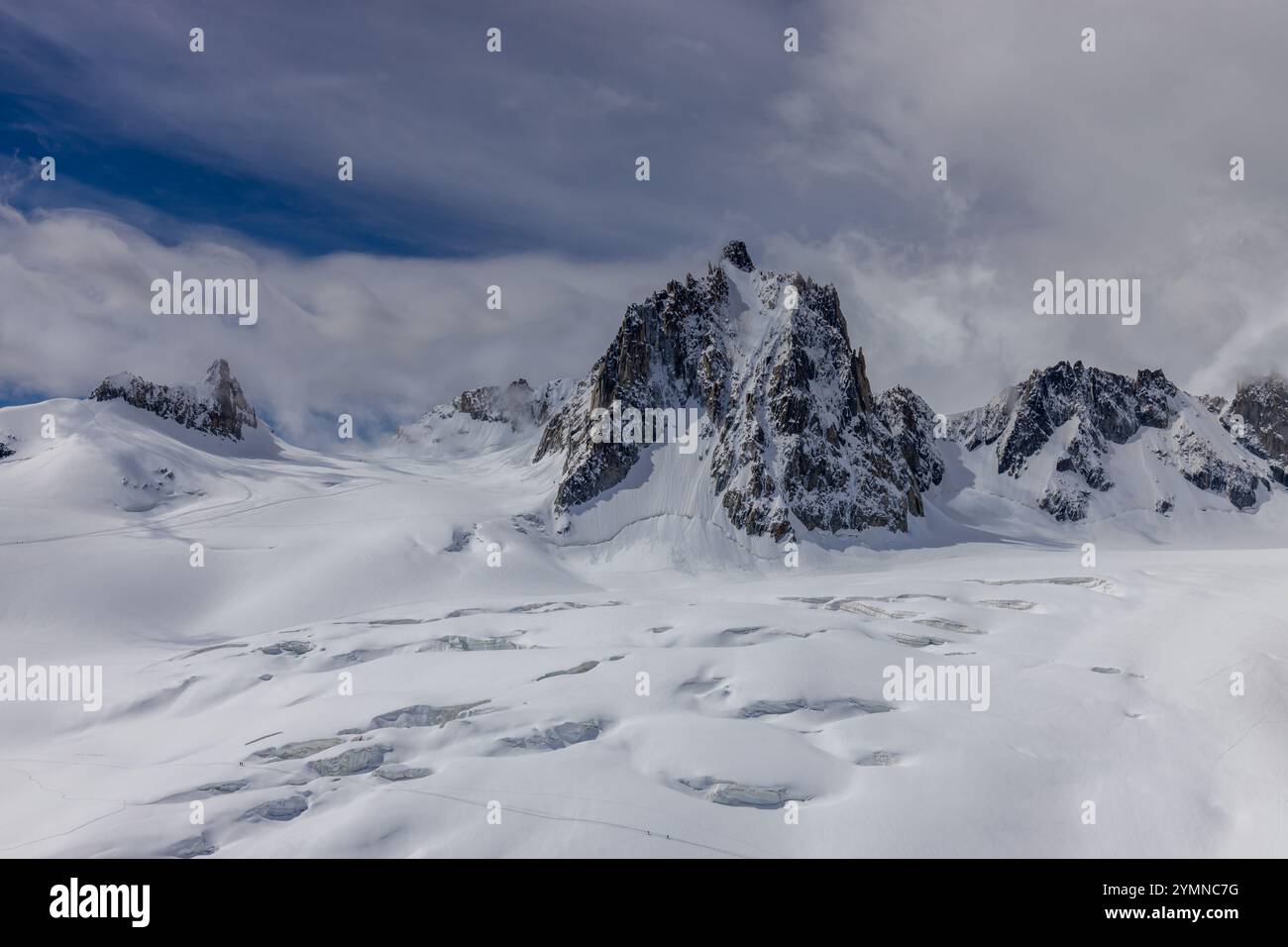 Dente di Gigante sommet de montagne dans les Alpes italiennes. Massiv du Mont Blanc, Monte Bianco di Courmayeur. Vue sur le pic dent du géant depuis Skyway Montebainco Banque D'Images