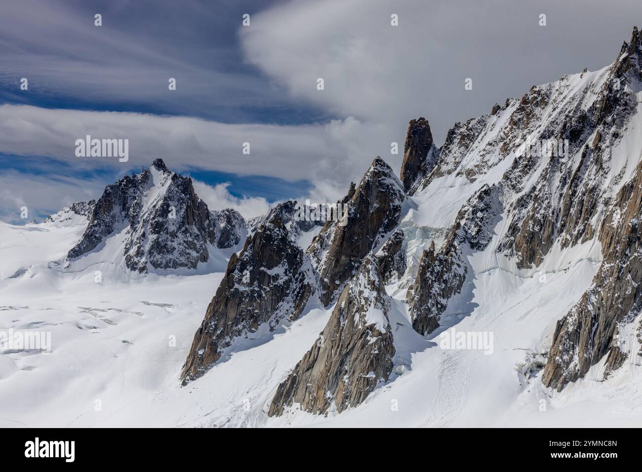 Dente di Gigante sommet de montagne dans les Alpes italiennes. Massiv du Mont Blanc, Monte Bianco di Courmayeur. Vue sur le pic dent du géant depuis Skyway Montebainco Banque D'Images