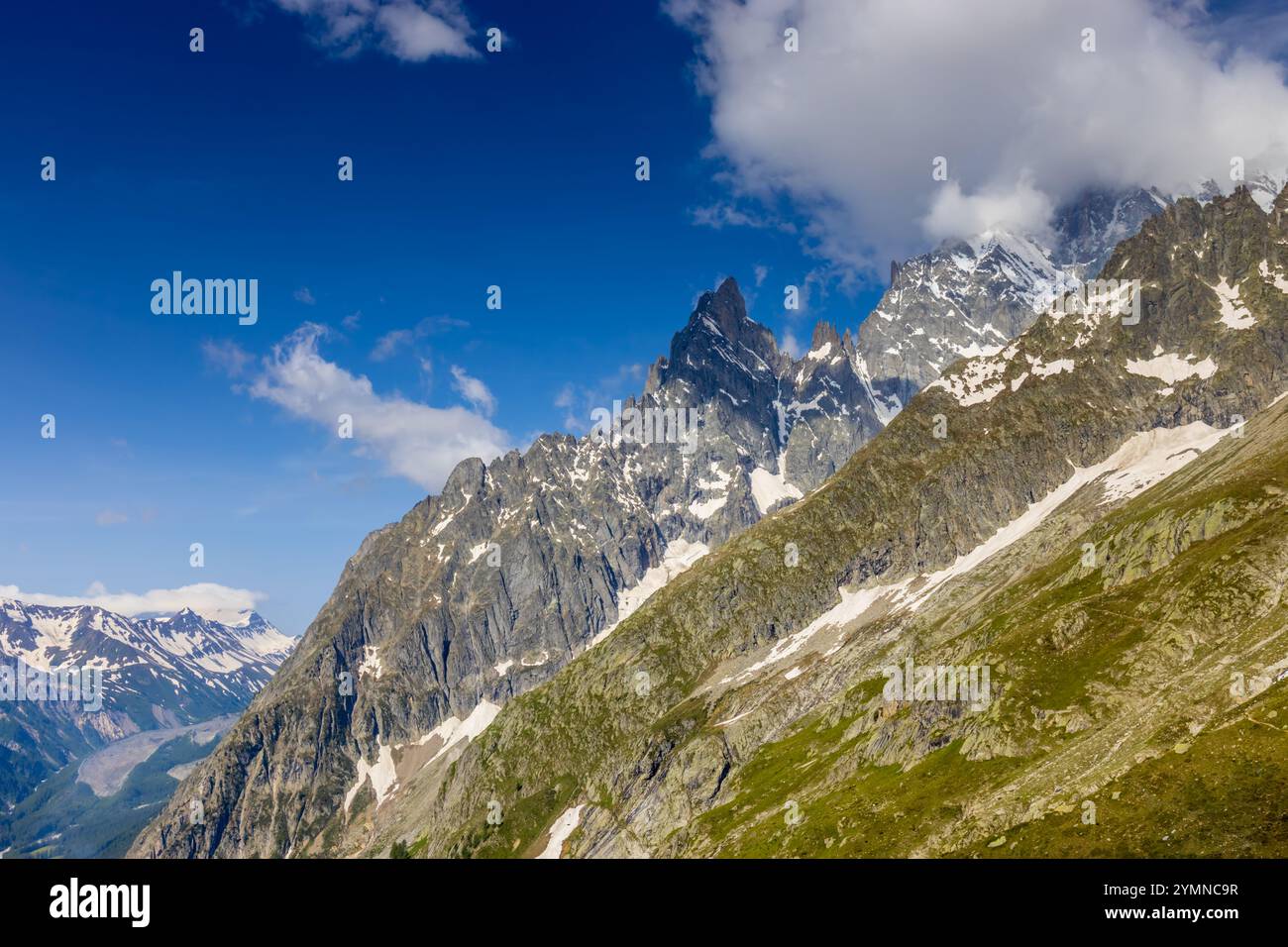 Dente di Gigante sommet de montagne dans les Alpes italiennes. Massiv du Mont Blanc, Monte Bianco di Courmayeur. Vue sur le pic dent du géant depuis Skyway Montebainco Banque D'Images
