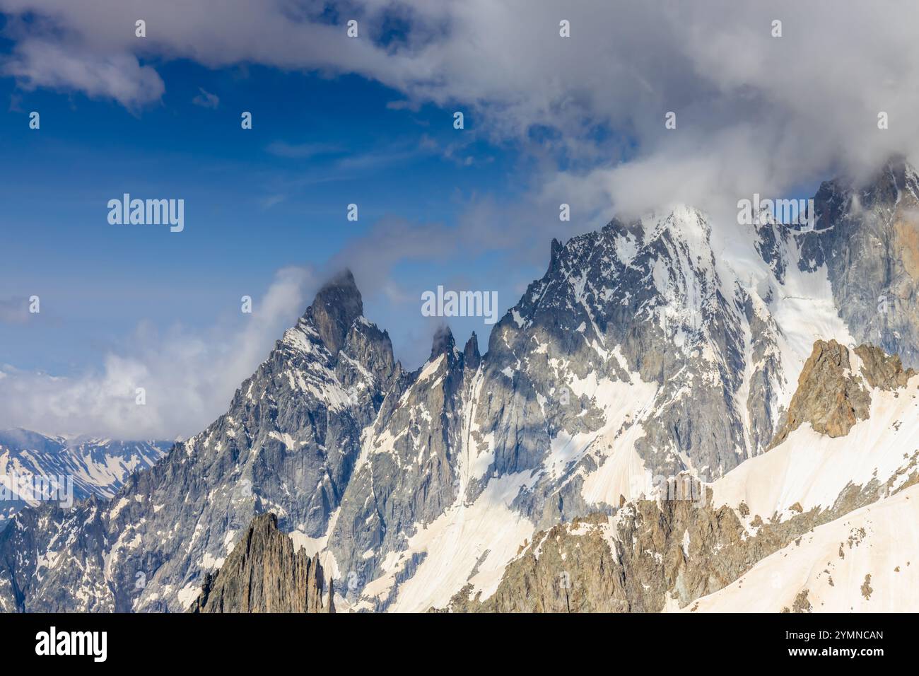 Dente di Gigante sommet de montagne dans les Alpes italiennes. Massiv du Mont Blanc, Monte Bianco di Courmayeur. Vue sur le pic dent du géant depuis Skyway Montebainco Banque D'Images