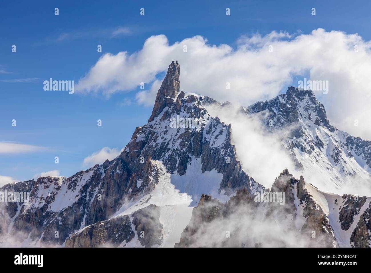 Dente di Gigante sommet de montagne dans les Alpes italiennes. Massiv du Mont Blanc, Monte Bianco di Courmayeur. Vue sur le pic dent du géant depuis Skyway Montebainco Banque D'Images