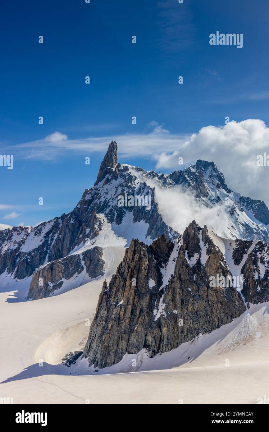 Dente di Gigante sommet de montagne dans les Alpes italiennes. Massiv du Mont Blanc, Monte Bianco di Courmayeur. Vue sur le pic dent du géant depuis Skyway Montebainco Banque D'Images