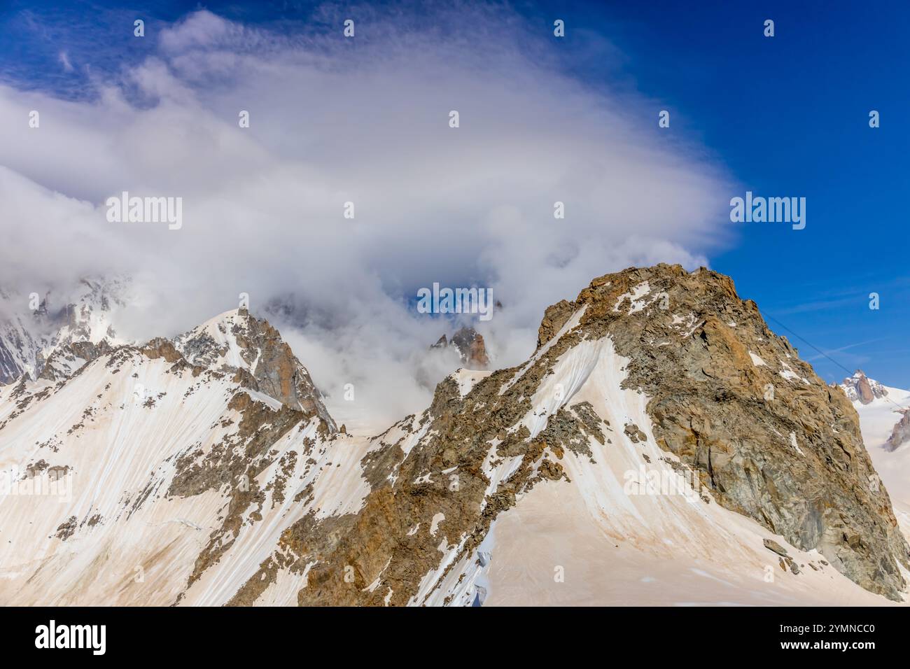 Dente di Gigante sommet de montagne dans les Alpes italiennes. Massiv du Mont Blanc, Monte Bianco di Courmayeur. Vue sur le pic dent du géant depuis Skyway Montebainco Banque D'Images
