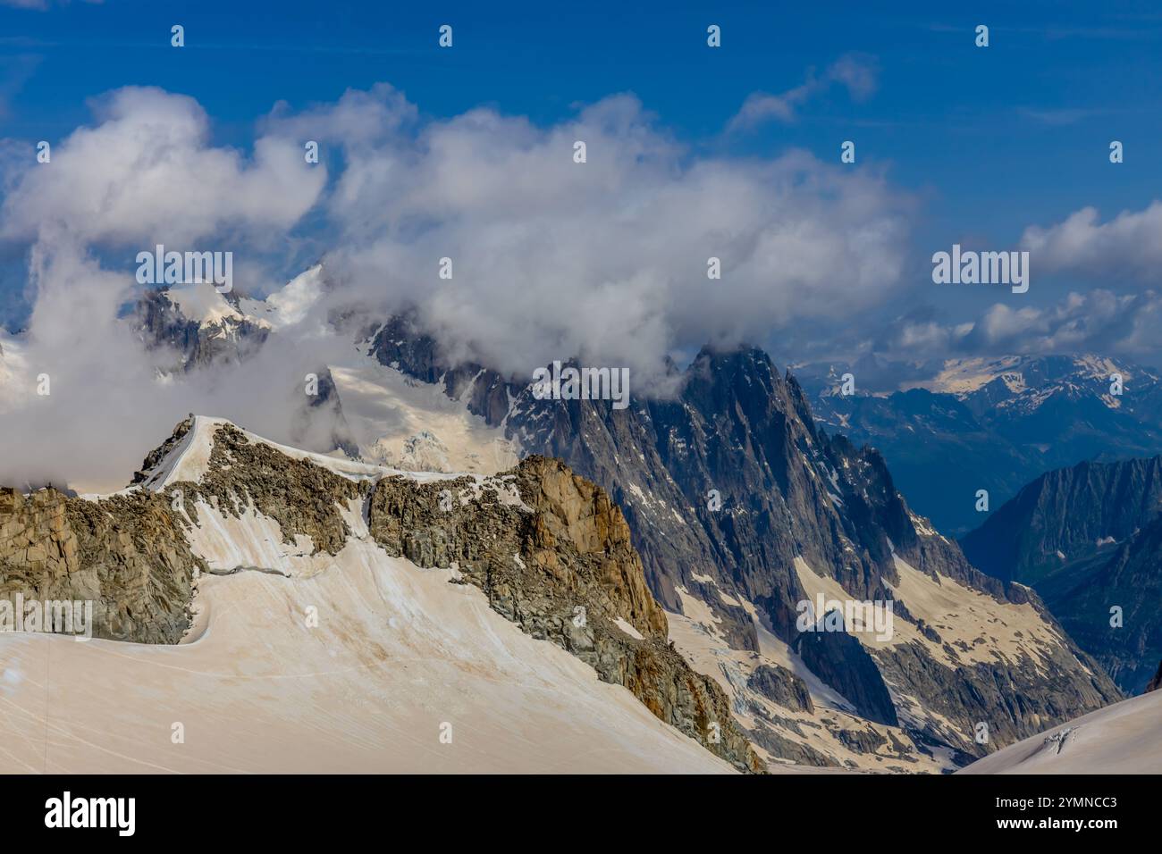 Dente di Gigante sommet de montagne dans les Alpes italiennes. Massiv du Mont Blanc, Monte Bianco di Courmayeur. Vue sur le pic dent du géant depuis Skyway Montebainco Banque D'Images