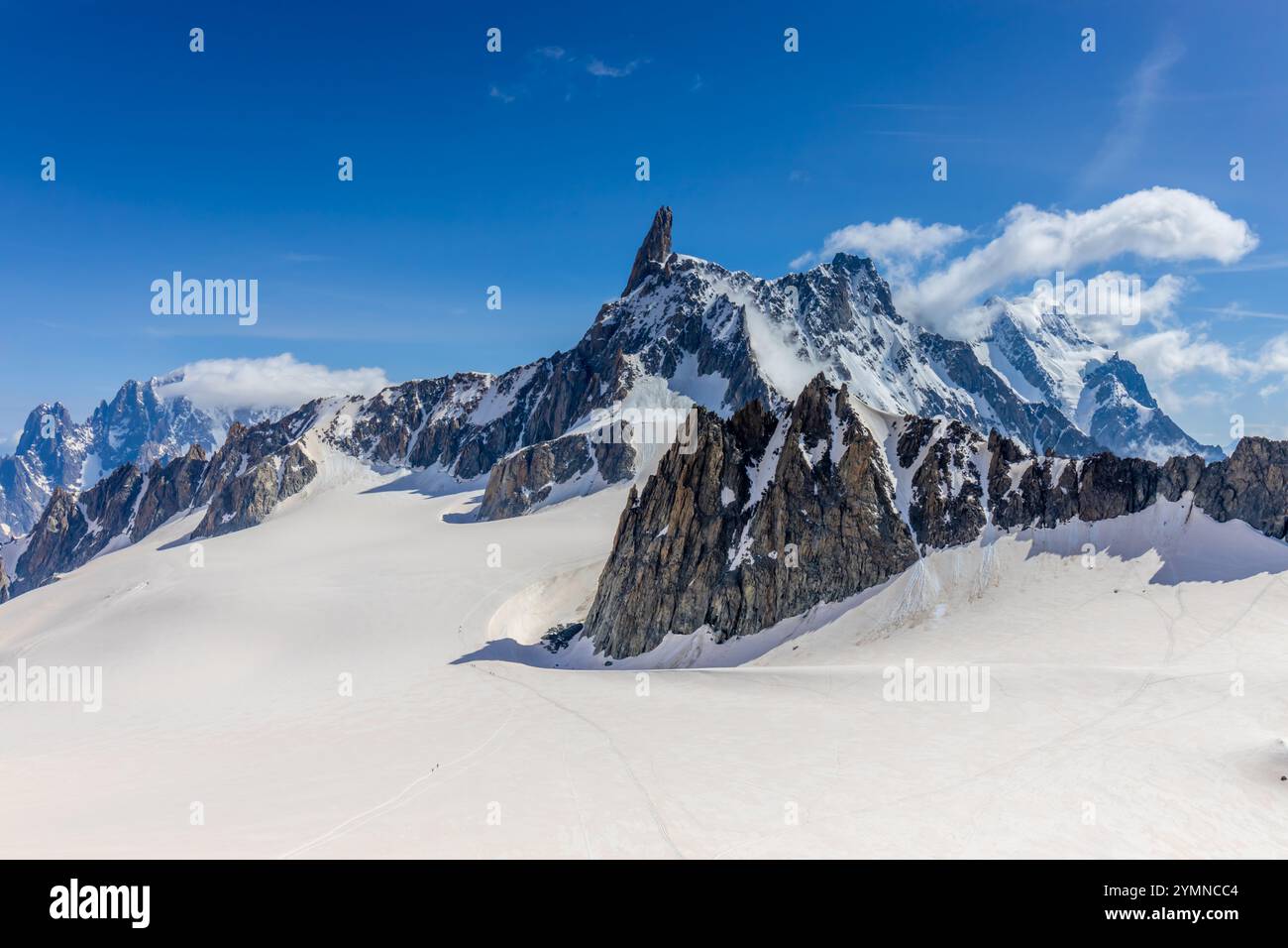 Dente di Gigante sommet de montagne dans les Alpes italiennes. Massiv du Mont Blanc, Monte Bianco di Courmayeur. Vue sur le pic dent du géant depuis Skyway Montebainco Banque D'Images