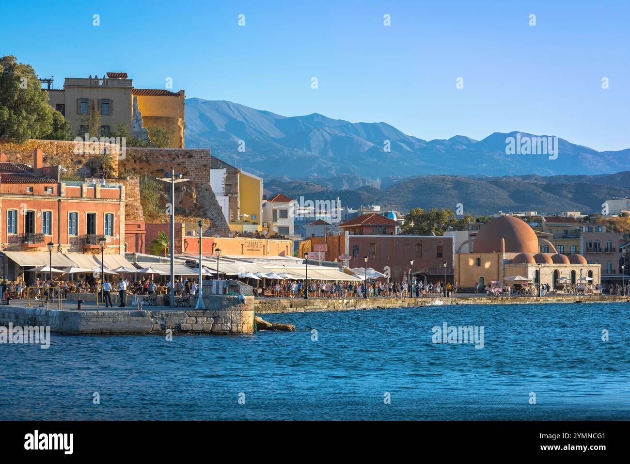 Crète Chania, vue en été du côté est pittoresque du port vénitien à Chania (Hania), nord-ouest de la Crète, Grèce. Banque D'Images