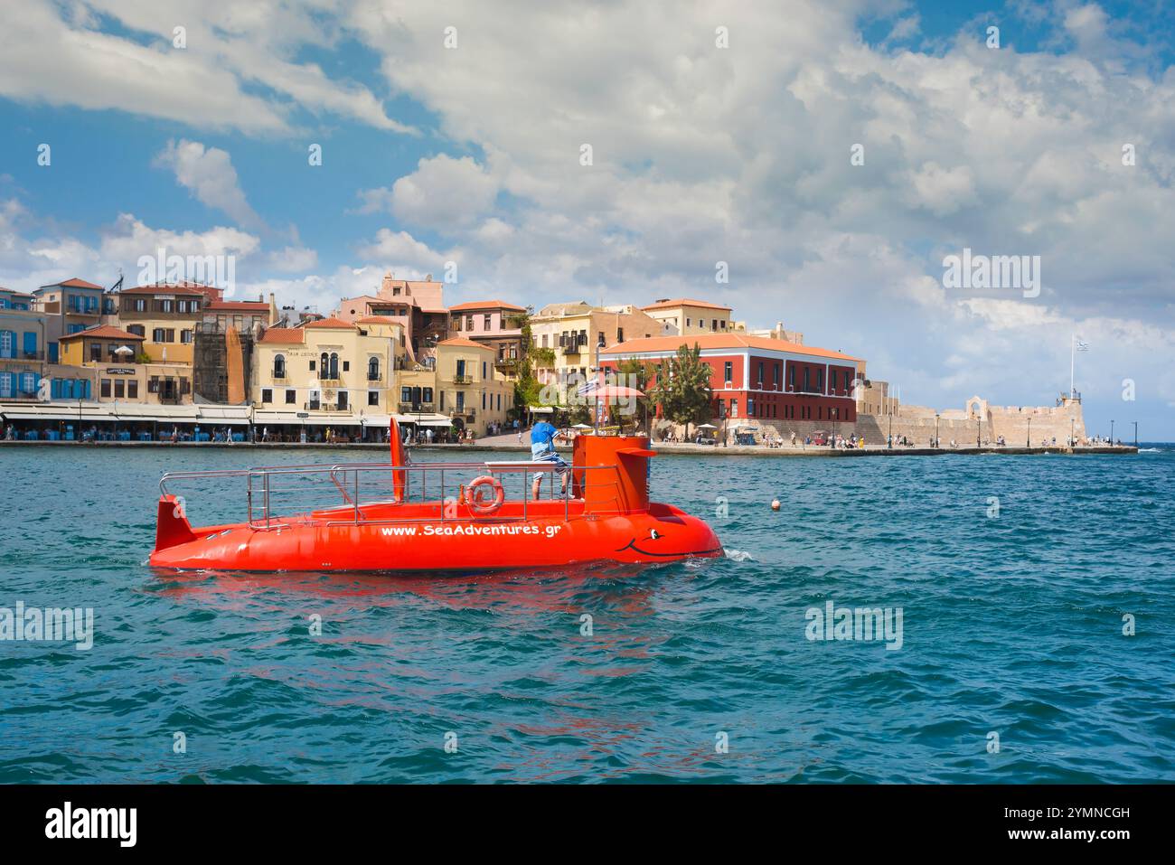 Sous-marin touristique, vue en été d'un sous-marin rouge conçu pour fournir aux touristes des excursions sous-marines, le port de la vieille ville de Chania, la Grèce de Crète Banque D'Images