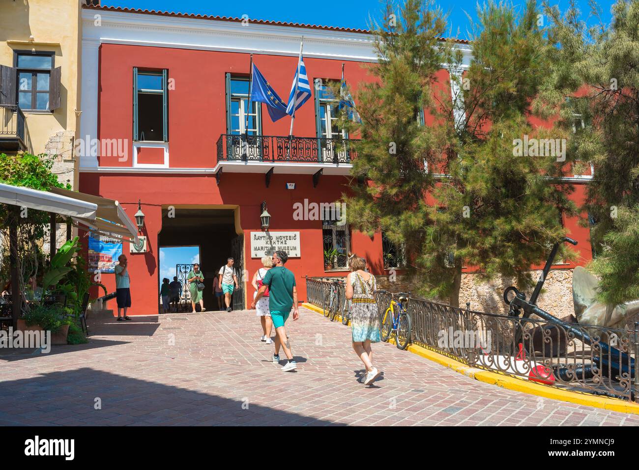 Musée naval de la Canée, vue des gens approchant de l'entrée du musée naval de la Canée (Hania), Crète, Grèce Banque D'Images