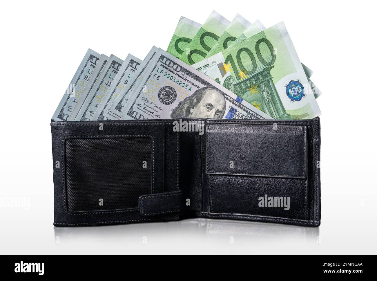 Un portefeuille noir ouvert débordant de billets de banque en dollars américains et en euros, symbolisant la richesse et la réussite financière. L'image transmet la prospérité, l'abondance, Banque D'Images