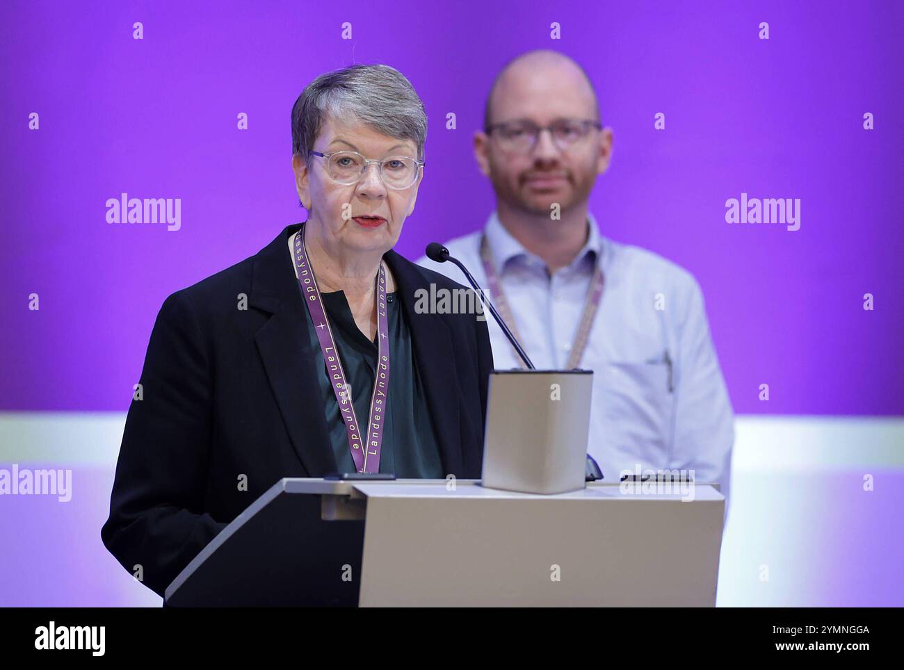 Landesbischobean Kristina Kuehnbaum-Schmidt und Synodaler Arne Gattermann sprechen zu den Synodalen 22.Tagung der II. Landessynode der eV.-Luth Kirche in Norddeutschland, Kirche, Travemuende Maritim Strandhotel Travemuende *** évêque régional Kristina Kuehnbaum Schmidt et représentant synodal Arne Gattermann prennent la parole lors de la session Synode 22 du II Synode régional de l'Église évangélique luthérienne du nord de l'Allemagne, Église Travemuende Maritim Strandhotel Travemuende Banque D'Images Landesbischobean Kristina Kuehnbaum-Schmidt und Synodaler Arne Gattermann sprechen zu den Synodalen 22.Tagung der II. Landessynode der eV.-Luth Kirche in Norddeutschland, Kirche, Travemuende Maritim Strandhotel Travemuende *** évêque régional Kristina Kuehnbaum Schmidt et représentant synodal Arne Gattermann prennent la parole lors de la session Synode 22 du II Synode régional de l'Église évangélique luthérienne du nord de l'Allemagne, Église Travemuende Maritim Strandhotel Travemuende Banque D'Images