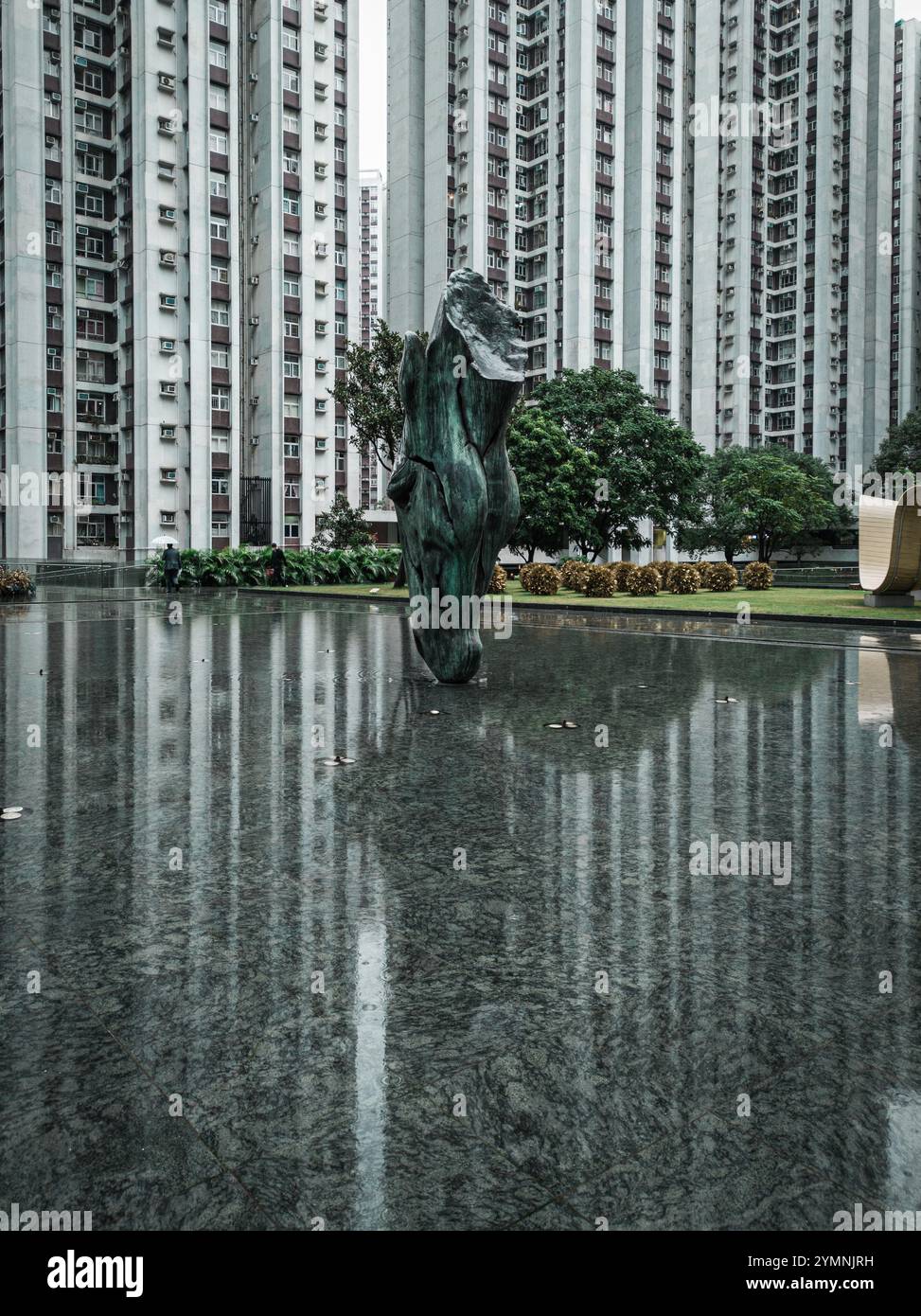 Réflexion de sculpture urbaine abstraite dans un paysage urbain moderne de grande hauteur un jour de pluie Banque D'Images