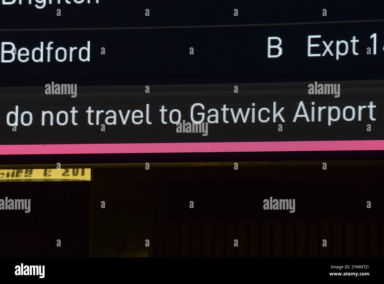 Londres, Royaume-Uni. 22 novembre 2024. Un panneau de départ Thameslink à la gare internationale de St Pancras conseille aux voyageurs de ne pas se rendre à l'aéroport de Gatwick suite à un incident de sécurité. Le terminal Sud a été évacué et l'équipe de déminage a été appelée à l'aéroport très fréquenté. Crédit : Vuk Valcic/Alamy Live News Banque D'Images