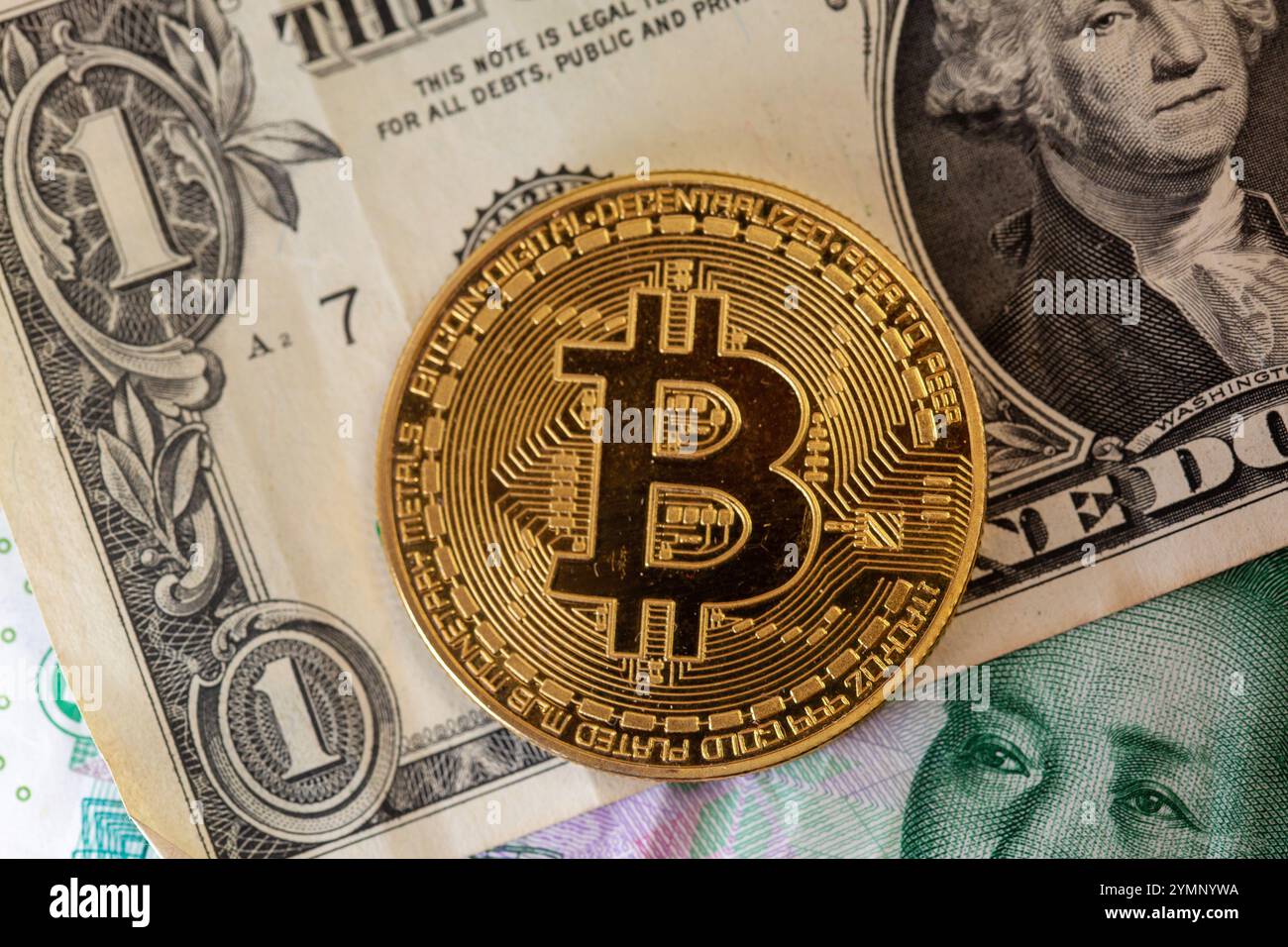 ILLUSTRATION - 22 novembre 2024, Berlin : une pièce Bitcoin en or se trouve au-dessus des billets de banque dans différentes devises. Photo : Fernando Gutierrez-Juarez/dpa Banque D'Images