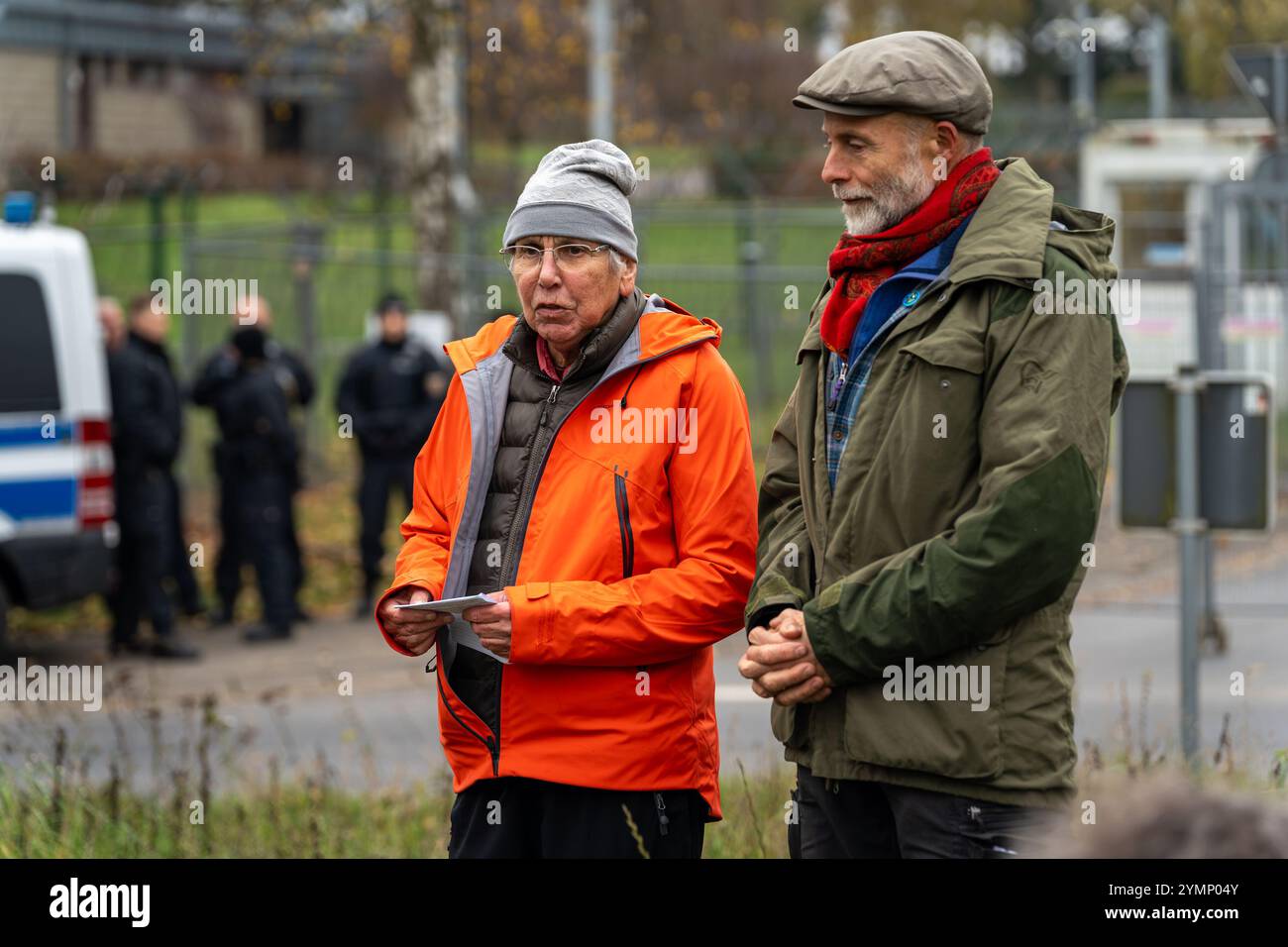 Büchel, Allemagne, 16.11.2024, Susan Crane, militante pour la paix, prononçant un discours lors d'une marche pour la paix contre les armes nucléaires à la base aérienne militaire de Büchel Banque D'Images