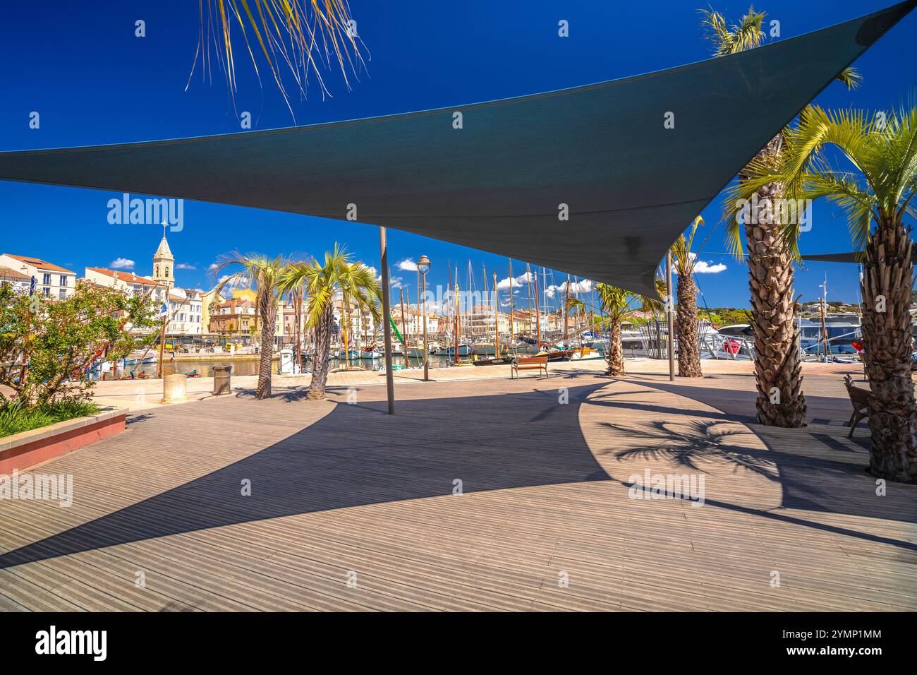 Ville de Sanary sur mer vue colorée sur le front de mer, sud de la France Banque D'Images