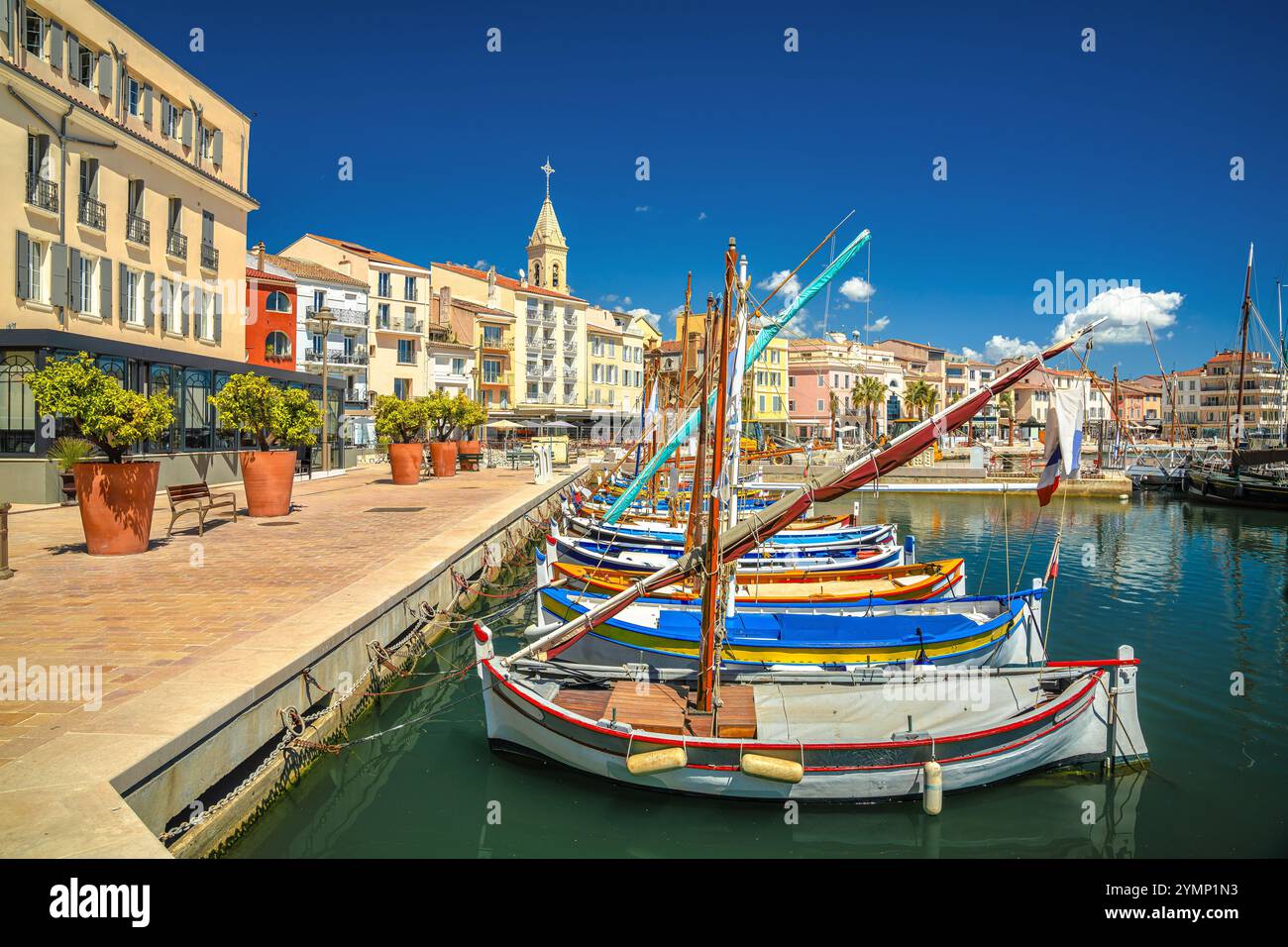 Ville de Sanary sur mer vue colorée sur le front de mer, sud de la France Banque D'Images