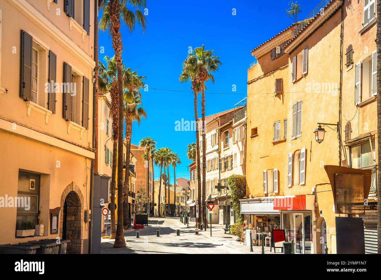 Ville de Sanary sur mer vue sur rue colorée, sud de la France Banque D'Images