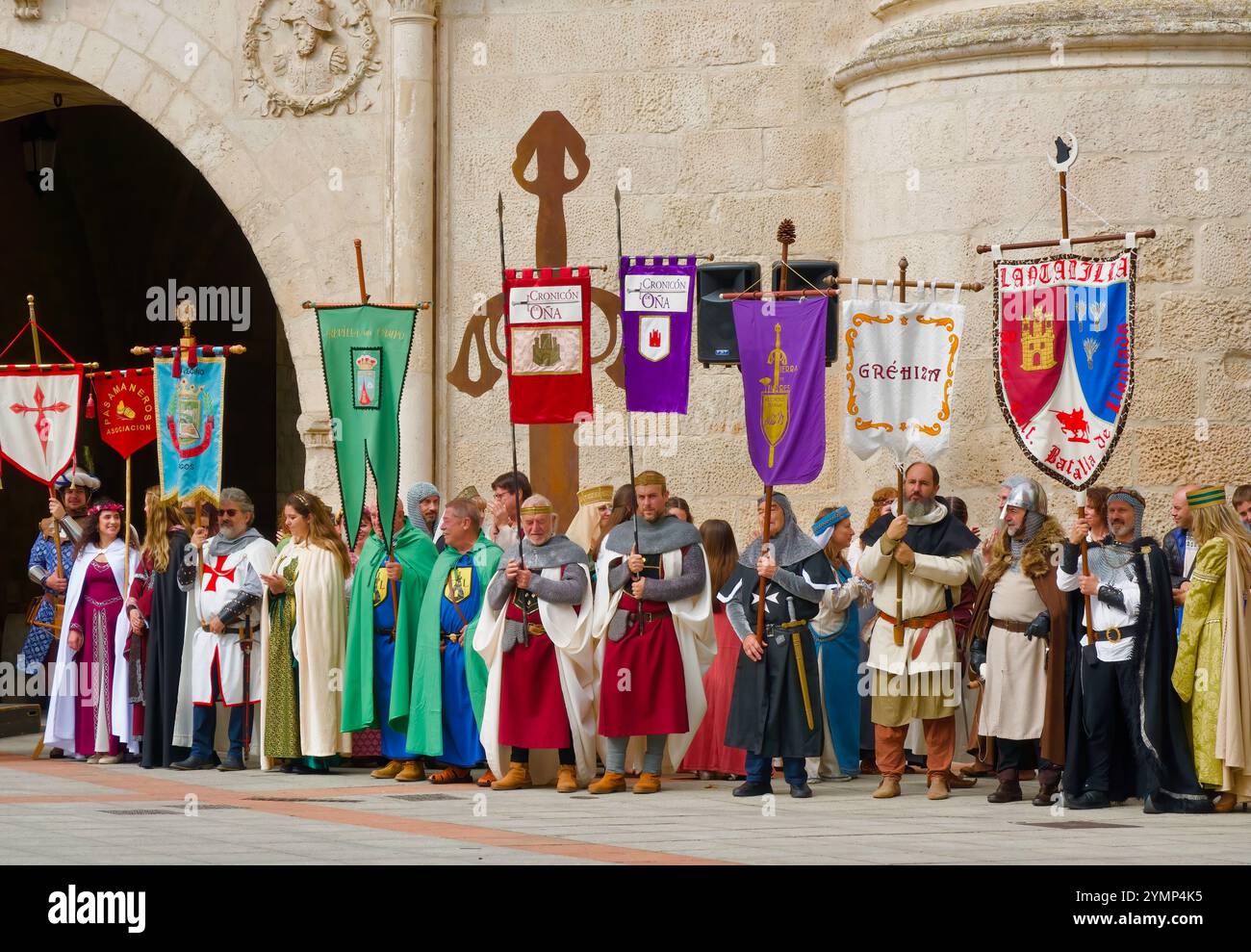 Les participants aux soirées El CID défilent en costumes médiévaux traditionnels devant la porte de la ville de l'Arc de Sainte-Marie Burgos Castille et Léon Espagne Banque D'Images