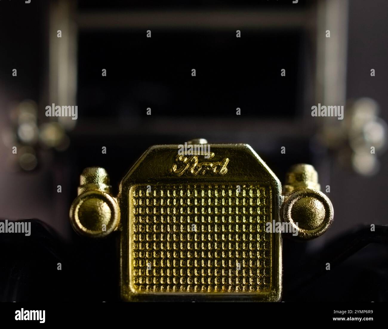 Photo macro de jouet Dinky avec grille Ford et logo Banque D'Images